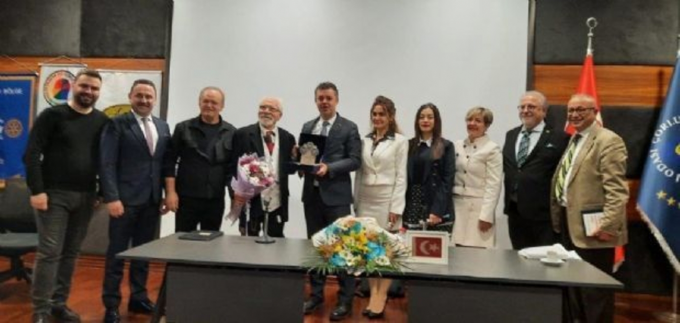 Usta Yazar Emre Kongar’a Yoğun İlgi!