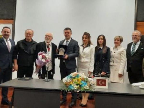 Usta Yazar Emre Kongar’a Yoğun İlgi!