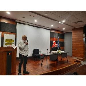 Usta Yazar Emre Kongar’a Yoğun İlgi!