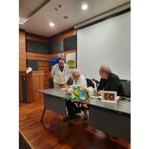 Usta Yazar Emre Kongar’a Yoğun İlgi!