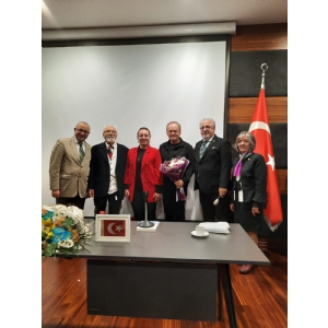 Usta Yazar Emre Kongar’a Yoğun İlgi!