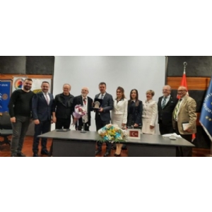 Usta Yazar Emre Kongar’a Yoğun İlgi!